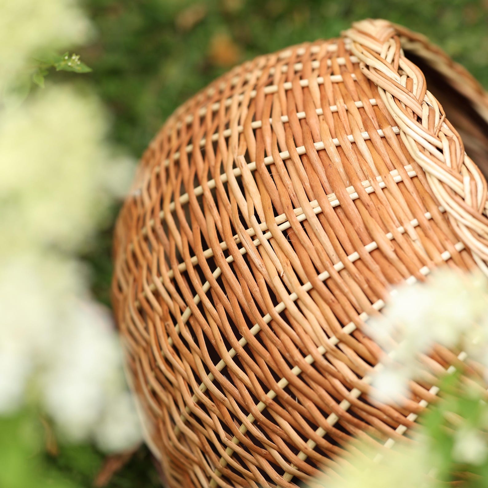 ChonkyNest Natural Wicker Cat Bed - Handcrafted Pet Basket with Soft Cushion